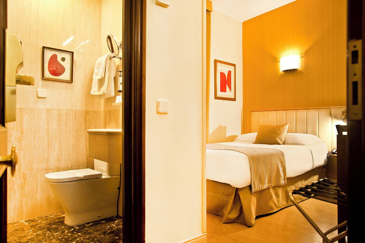 Single Room | Egyptian cotton sheets, premium bedding, down comforters, minibar
