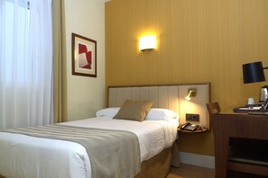 1 bedroom, Egyptian cotton sheets, premium bedding, down comforters