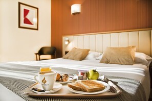 Egyptian cotton sheets, premium bedding, down duvets, minibar - Hotel Los Condes (Madrid)