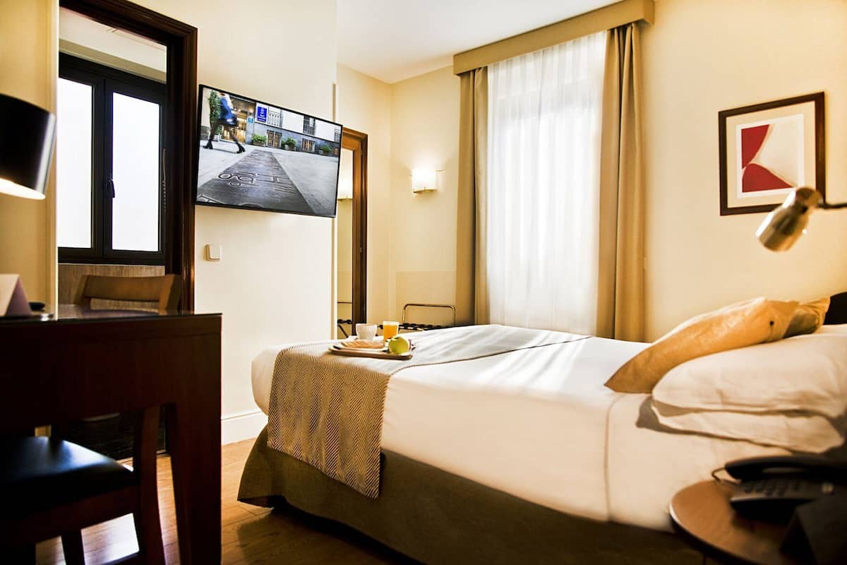 Egyptian cotton sheets, premium bedding, down comforters, minibar
