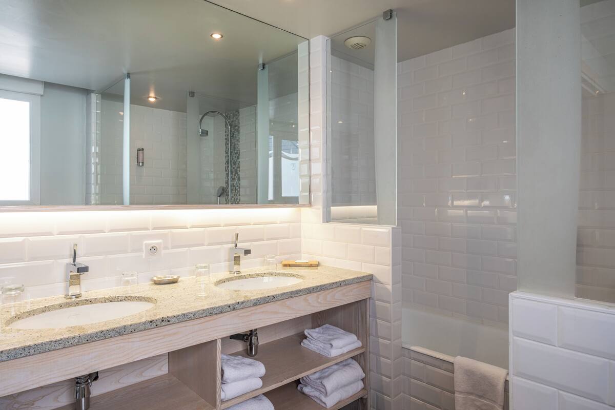 suite villa | bathroom | free toiletries, hair dryer, bathrobes, slippers