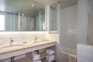 Suite Villa | Badezimmer | Kostenlose Toilettenartikel, Haartrockner, Bademäntel, Hausschuhe
