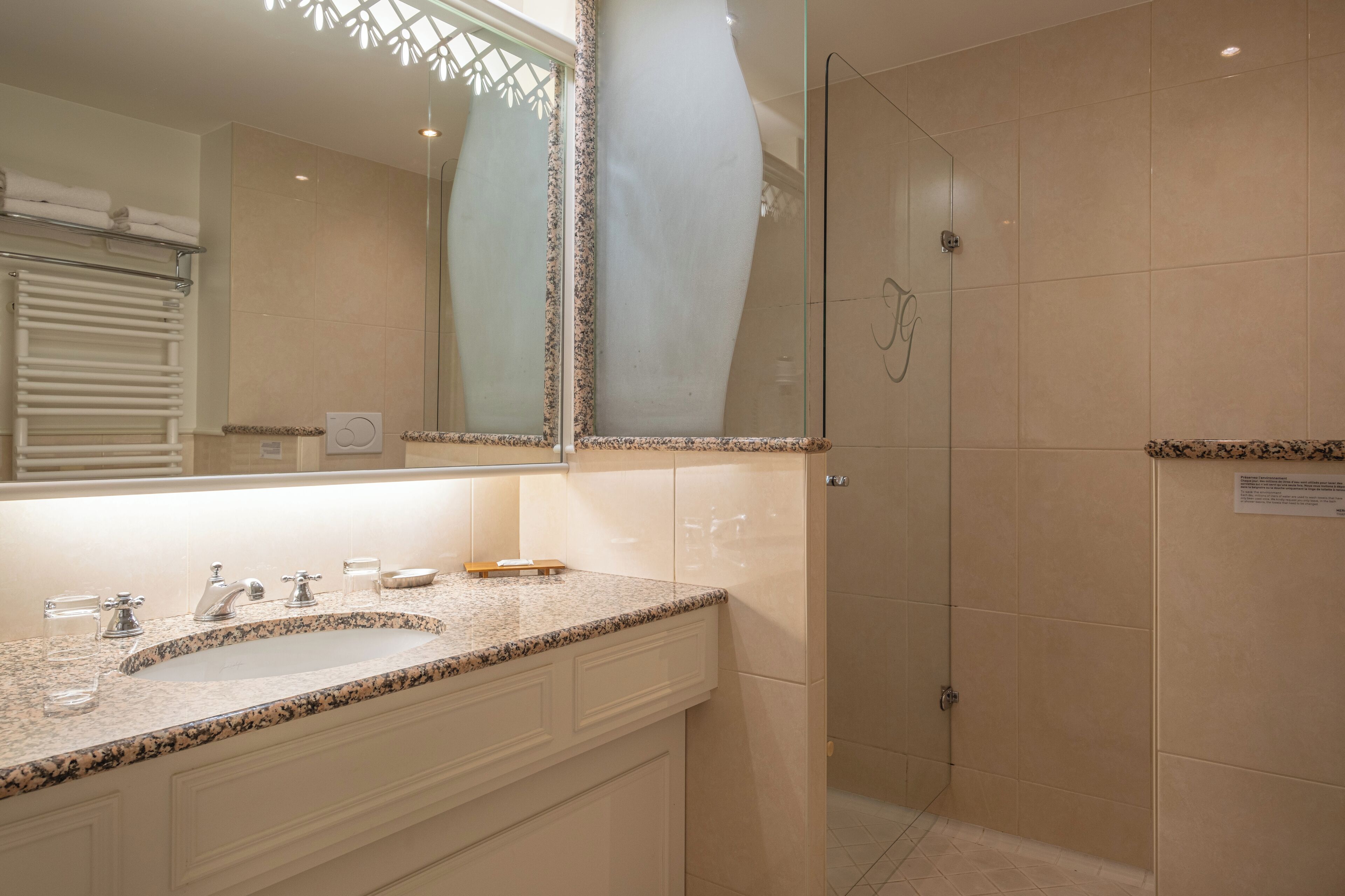 chambre standard | bathroom | free toiletries, hair dryer, bathrobes, slippers