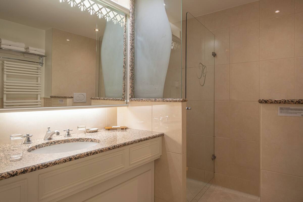 chambre standard | bathroom | free toiletries, hair dryer, bathrobes, slippers