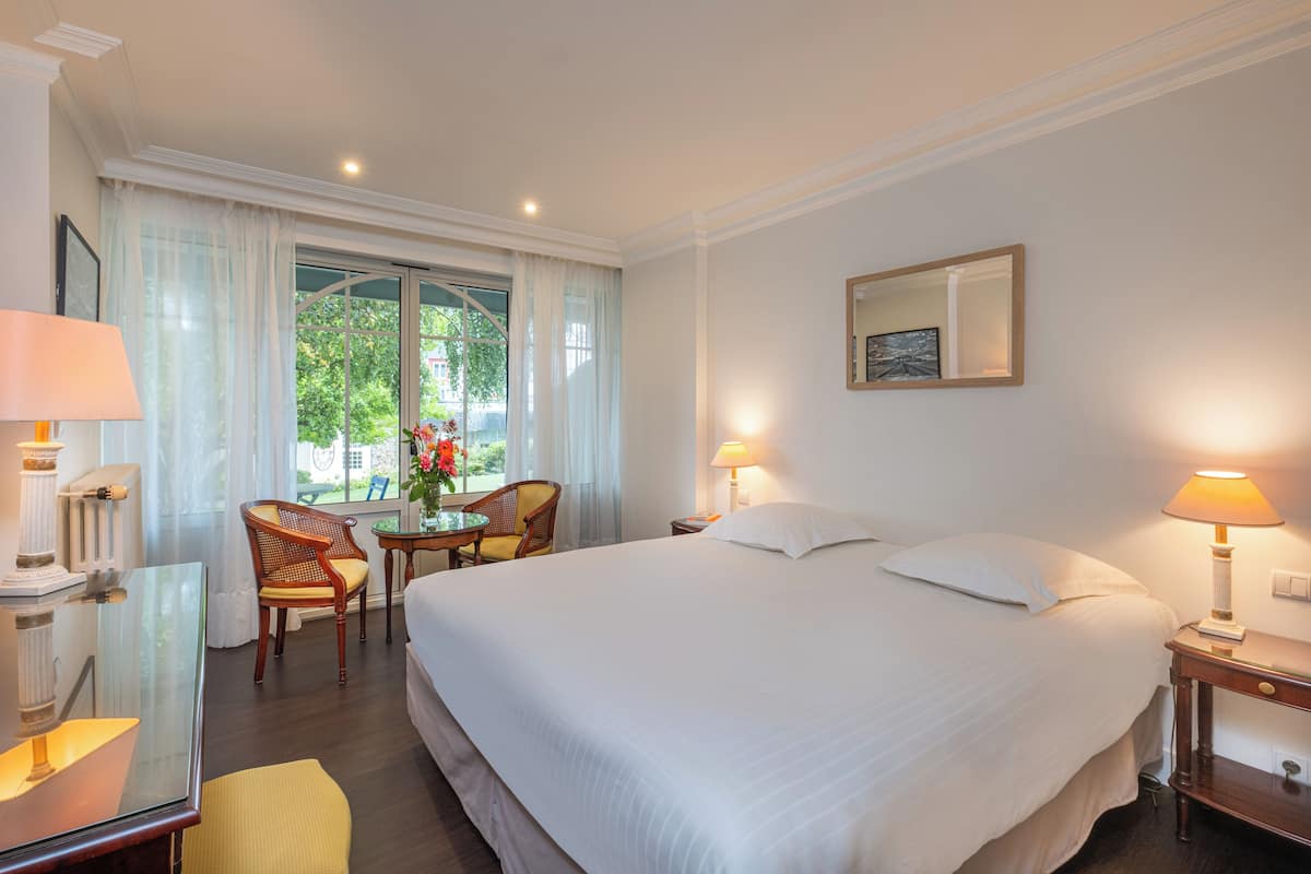 Chambre Confort Premium | Biancheria da letto di alta qualità, una cassaforte in camera