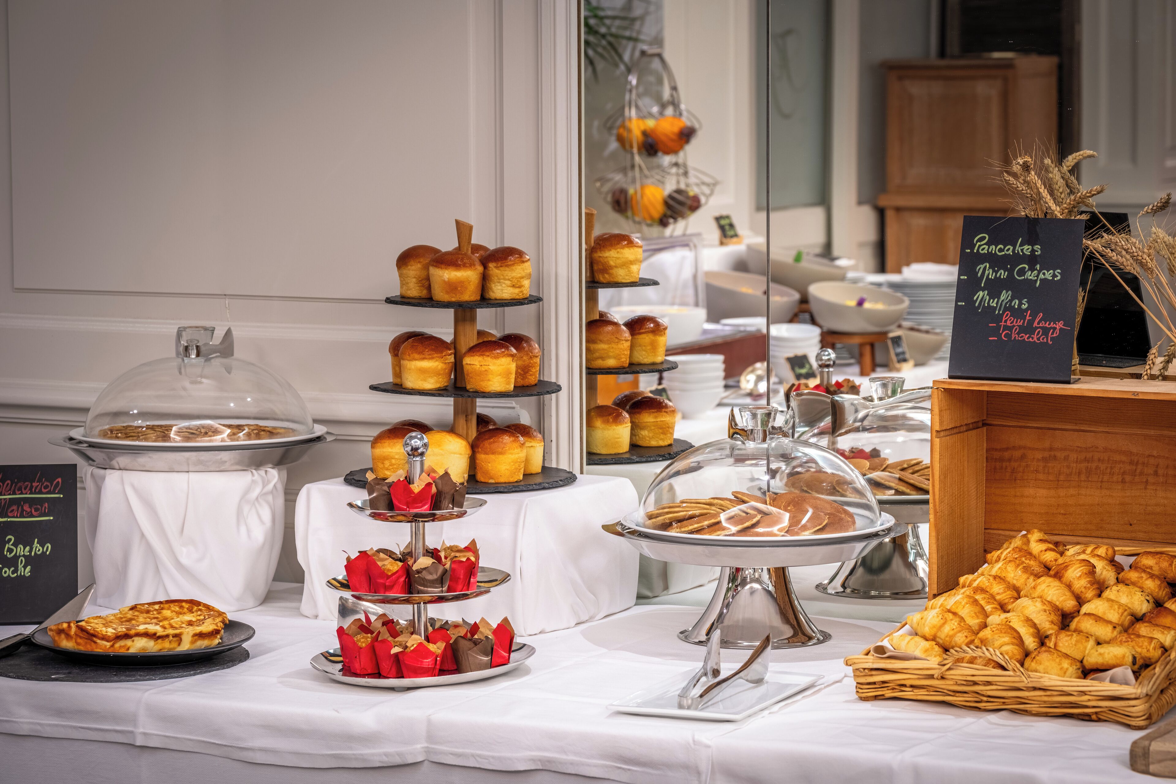 Petit déjeuner buffet (19 EUR par personne)
