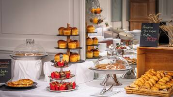 Tägliches Frühstücksbuffet (19 EUR pro Person)