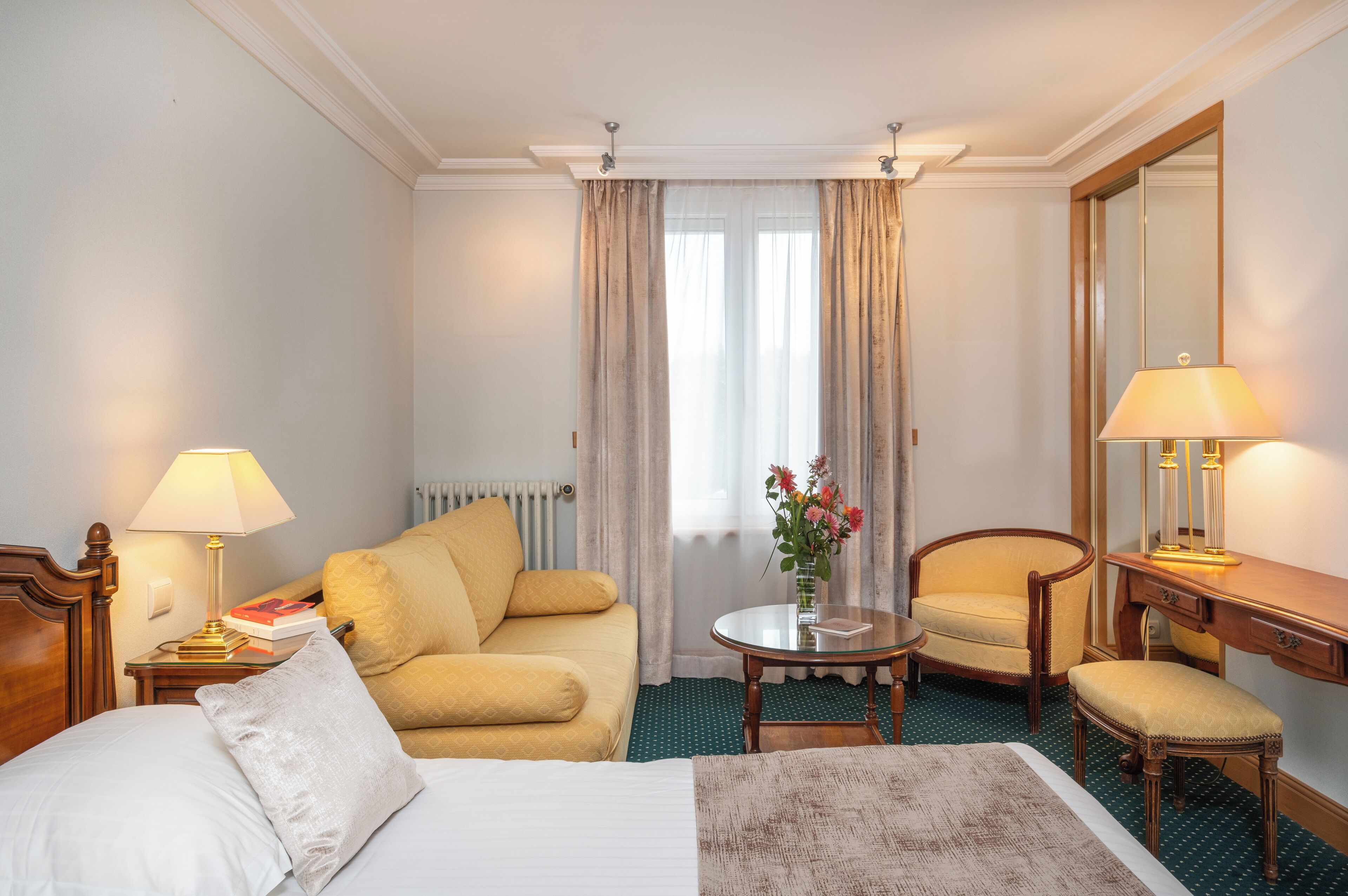 chambre supérieure | premium bedding, in-room safe, desk, soundproofing