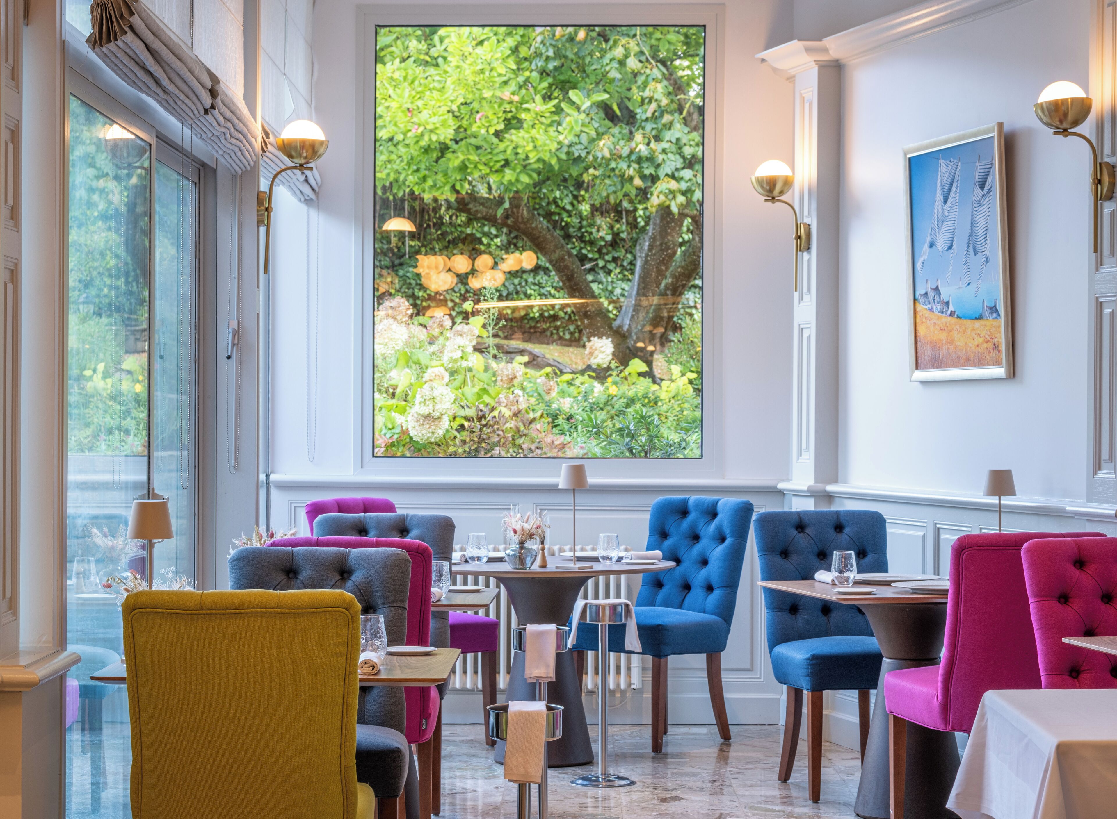 2 restaurants servant le déjeuner et le dîner, plats Cuisine française