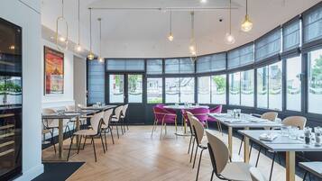 2 restaurants servant le déjeuner et le dßner, plats Cuisine française