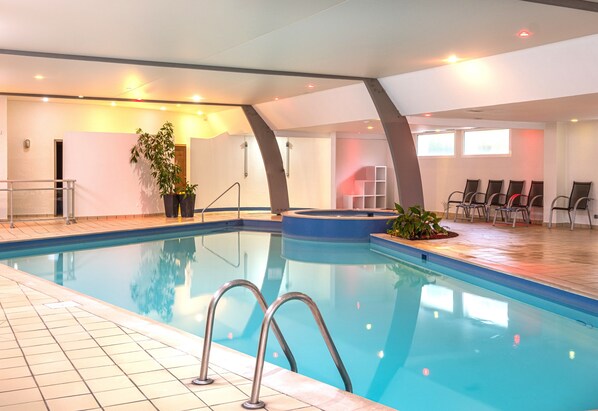 Innenpool, geöffnet von 09:00 Uhr bis 20:30 Uhr, Liegestühle