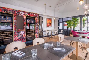 2 restaurantes; se sirven comidas y cenas