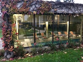 Una piscina techada, una piscina al aire libre de temporada