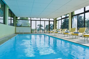 Una piscina techada, una piscina al aire libre de temporada