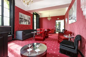 Desayuno buffet diario (EUR 14 por persona)