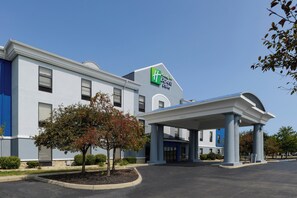A Holiday Inn Express hotel with a modern facade, a covered entrance, and a landscaped front yard. - Holiday Inn Express Hotel and Suites Marysville by IHG (Marysville)