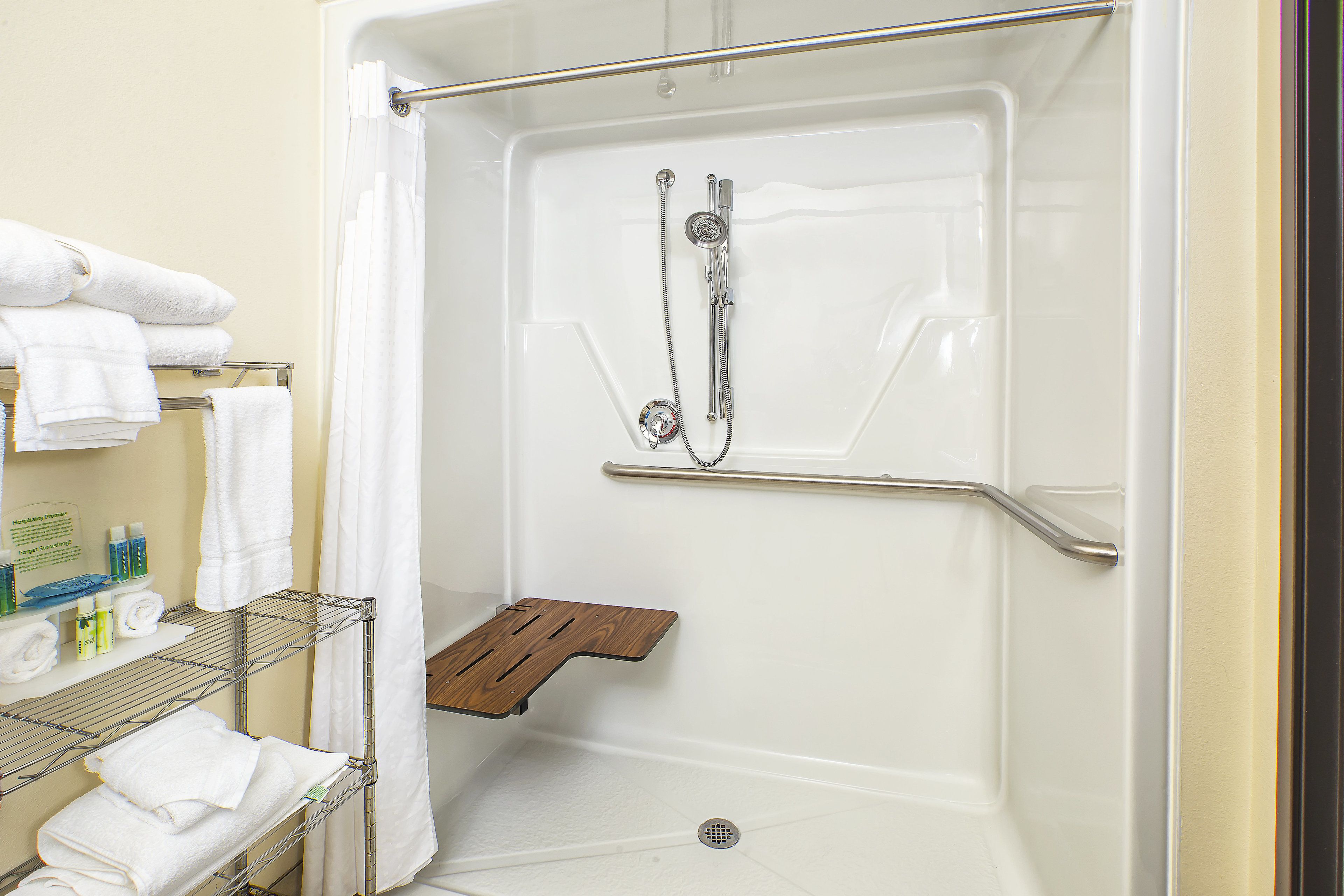 standard room, 1 king bed, accessible (communication) | bathroom | combined shower/bathtub, free toiletries, hair dryer, towels