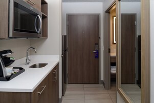 Camas com colchões pillow-top, cofres nos quartos, escrivaninha