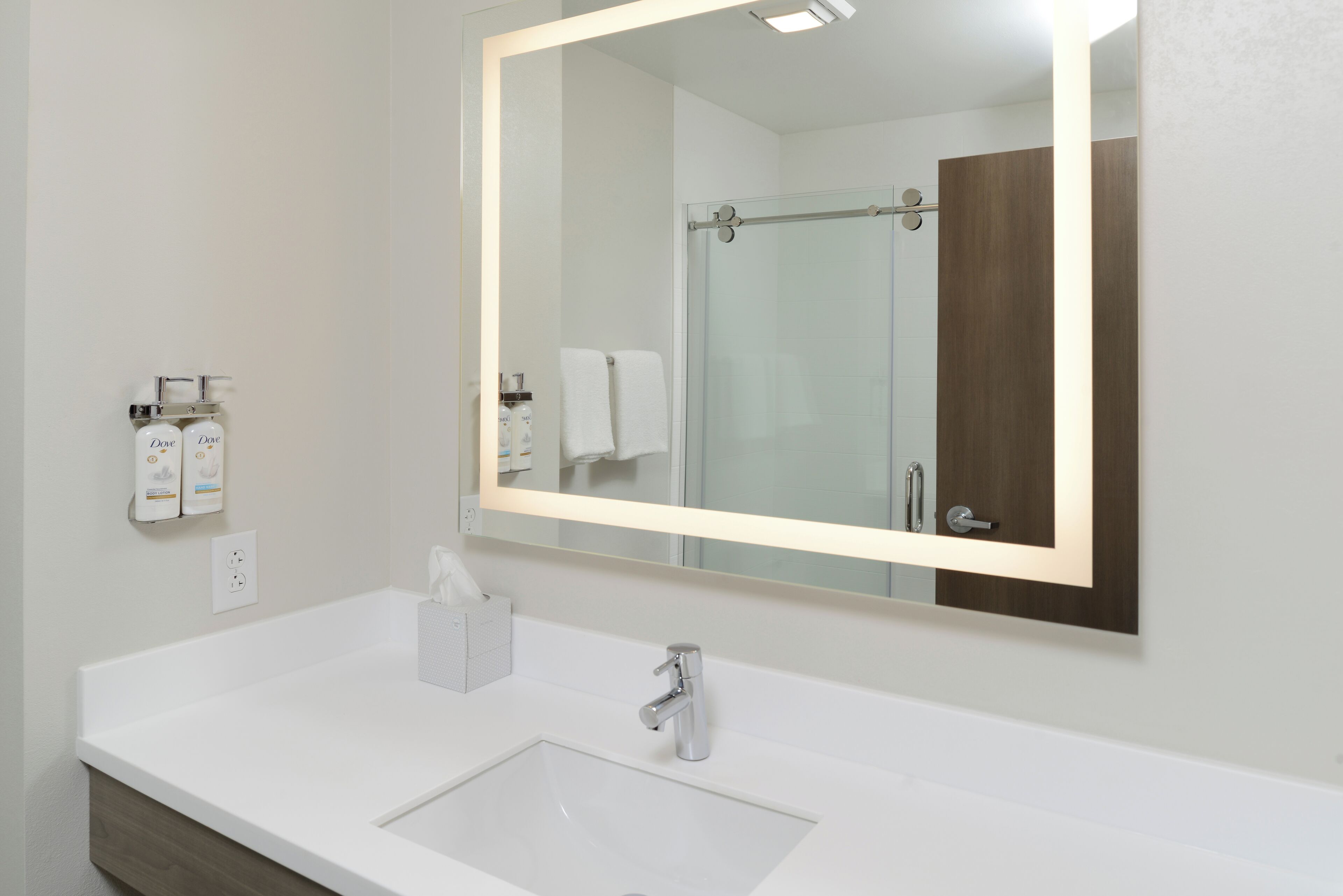 combined shower/bathtub, free toiletries, hair dryer, towels