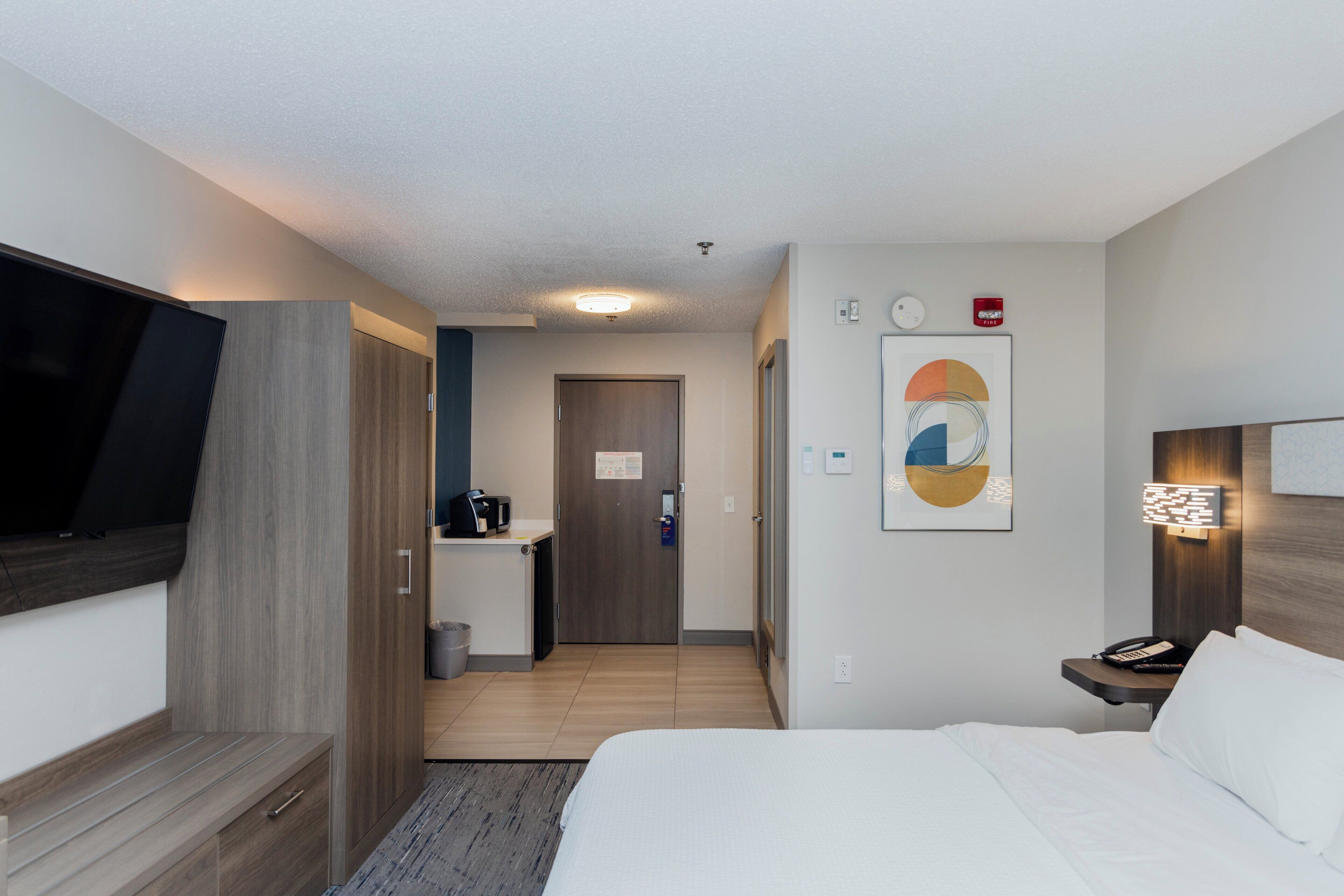 standard room, 1 king bed, accessible (communication) | 1 bedroom, pillow-top beds, in-room safe, desk