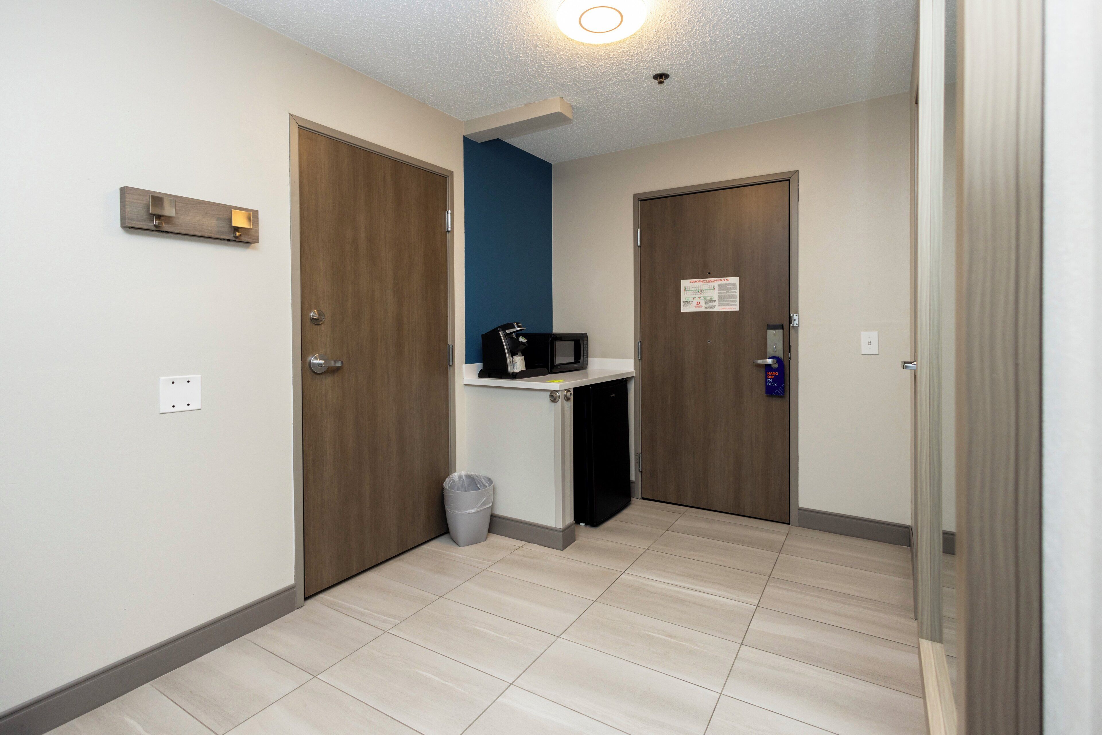 standard room, 1 king bed, accessible (communication) | 1 bedroom, pillow-top beds, in-room safe, desk