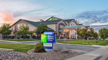 Een Holiday Inn Express & Suites hotel met een bordje dat de ingang aangeeft.