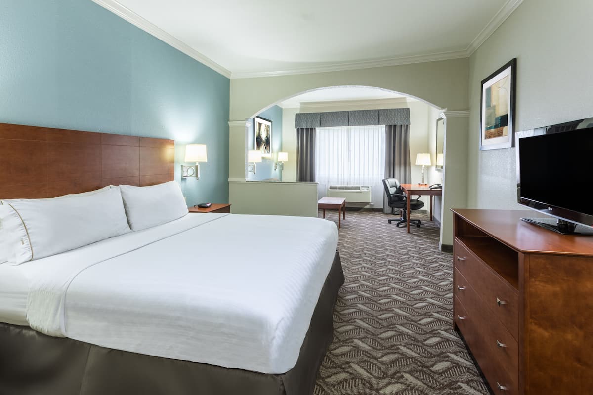 Premium bedding, in-room safe, desk, blackout drapes