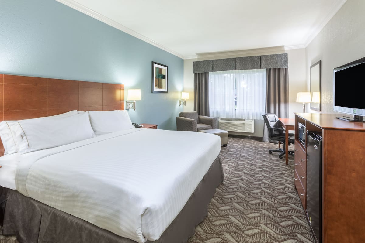 Premium bedding, in-room safe, desk, blackout drapes