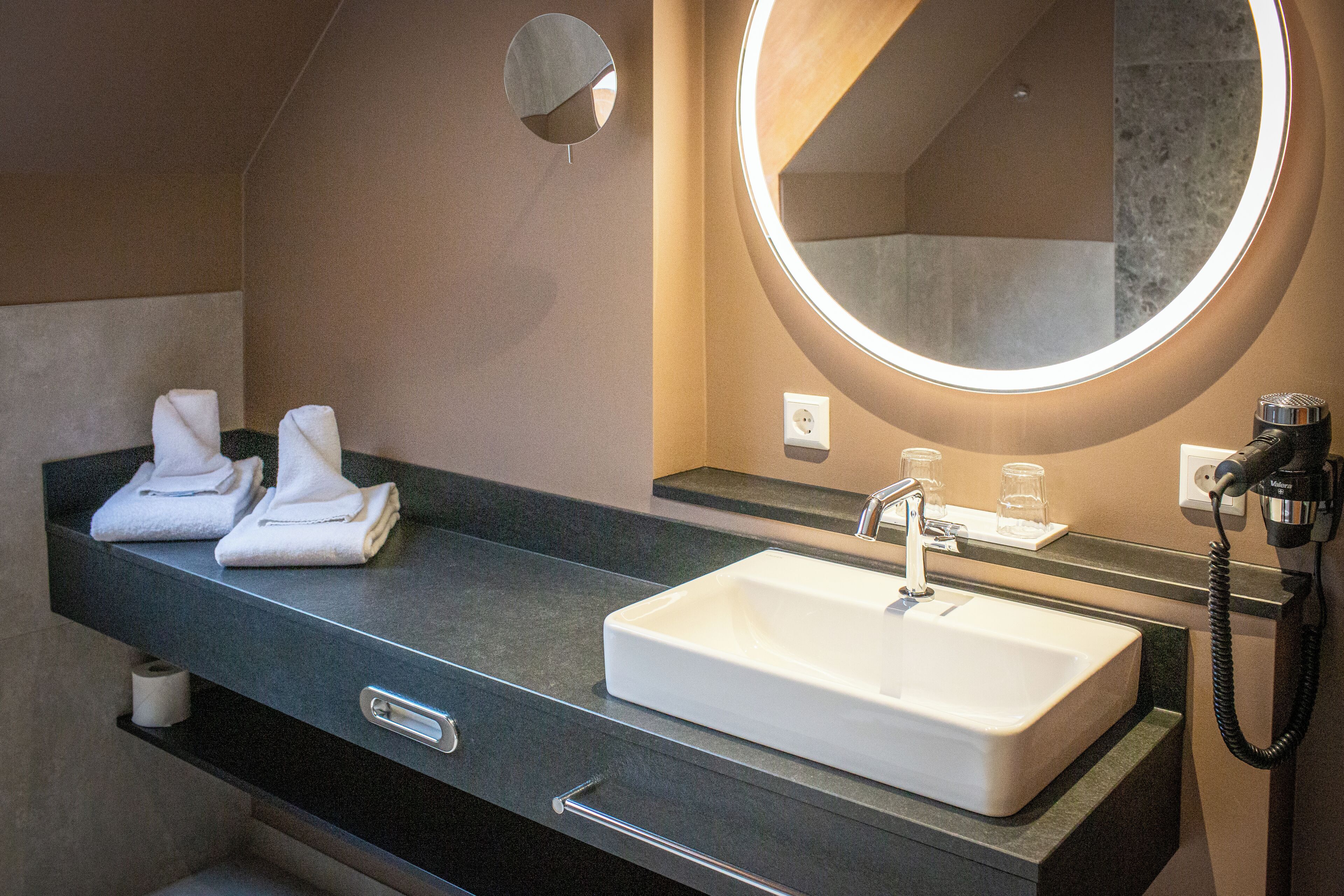 family apartment | bathroom | shower, eco-friendly toiletries, hair dryer, towels