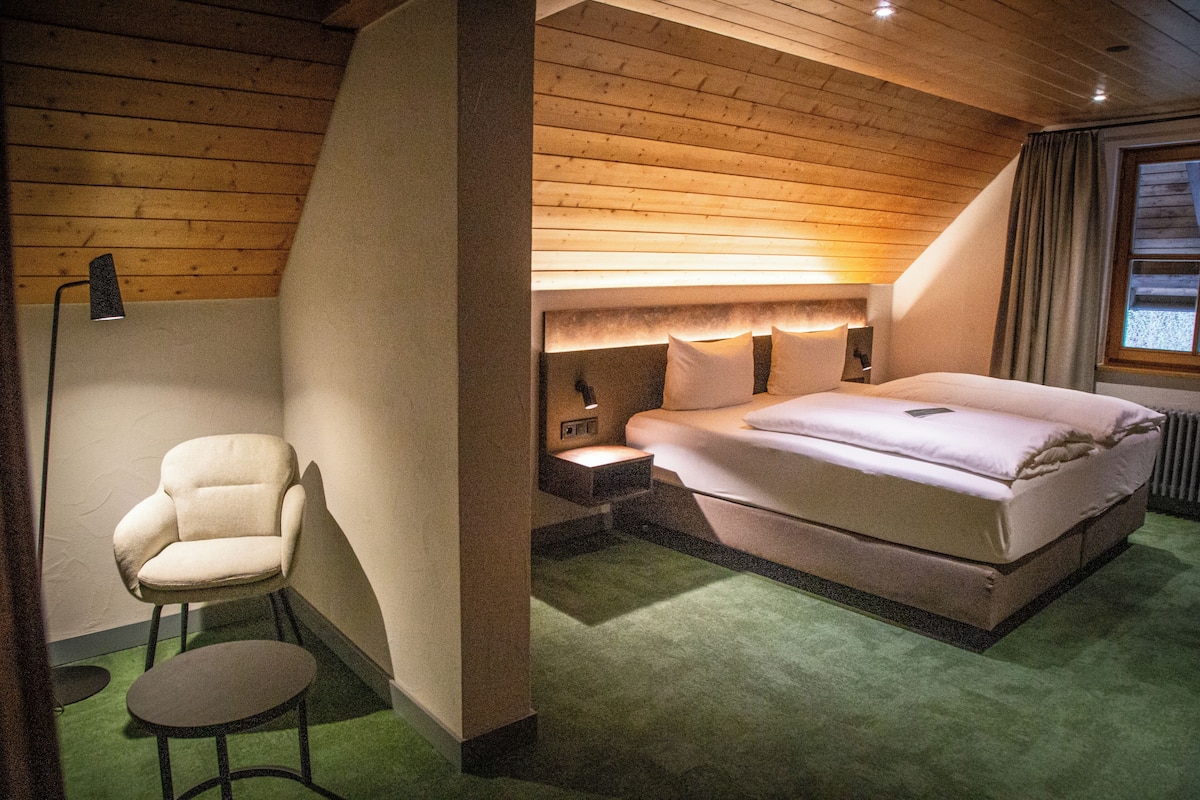 Hypo-allergenic bedding, in-room safe, desk, laptop workspace
