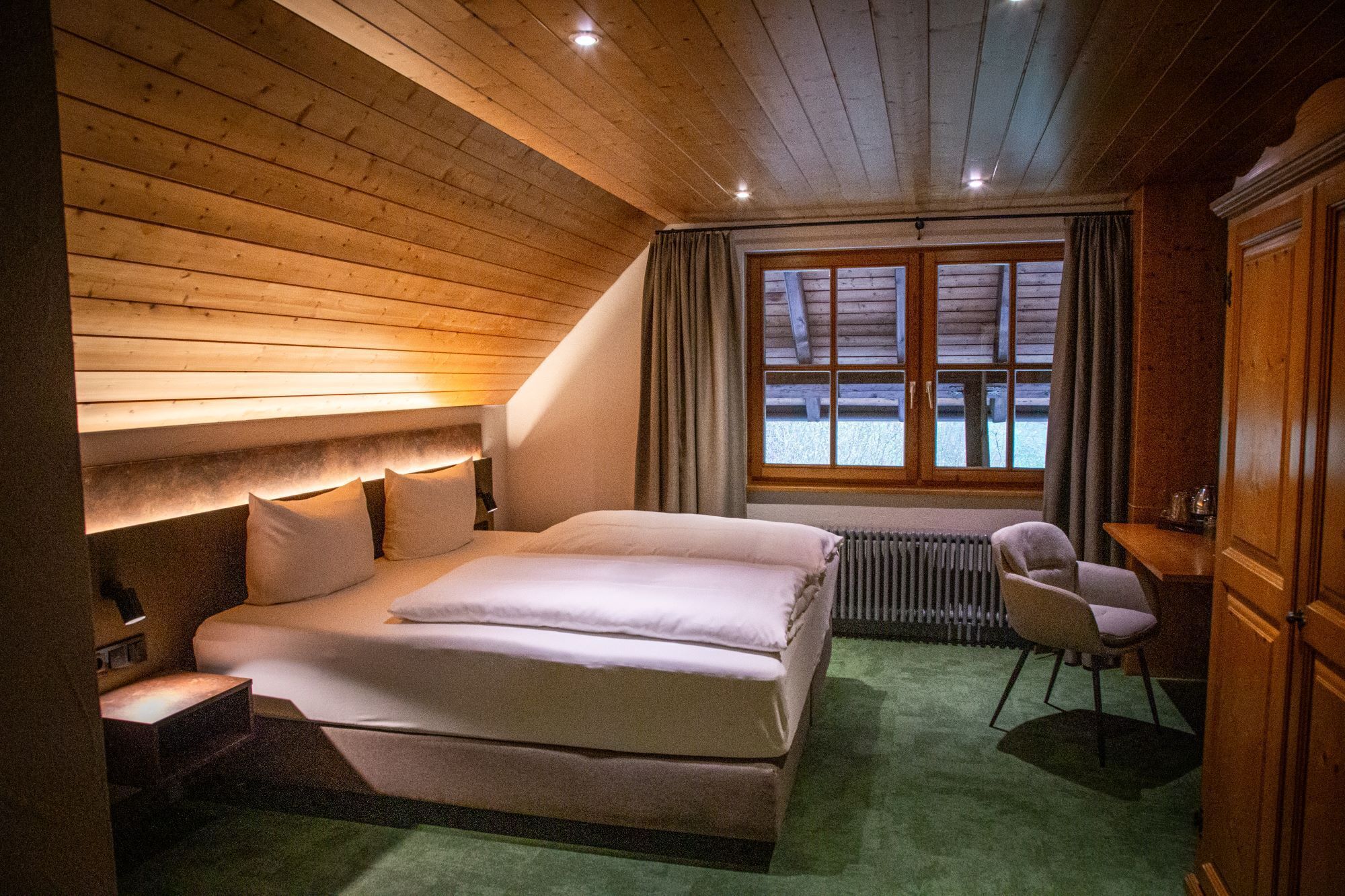 standard double room | 1 bedroom, hypo-allergenic bedding, in-room safe, desk