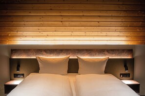 Ropa de cama hipoalergénica y caja de seguridad en la habitación