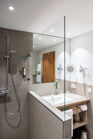 Habitación doble superior | Baño | Regadera, amenidades de baño ecológicas, secadora de cabello, toallas 