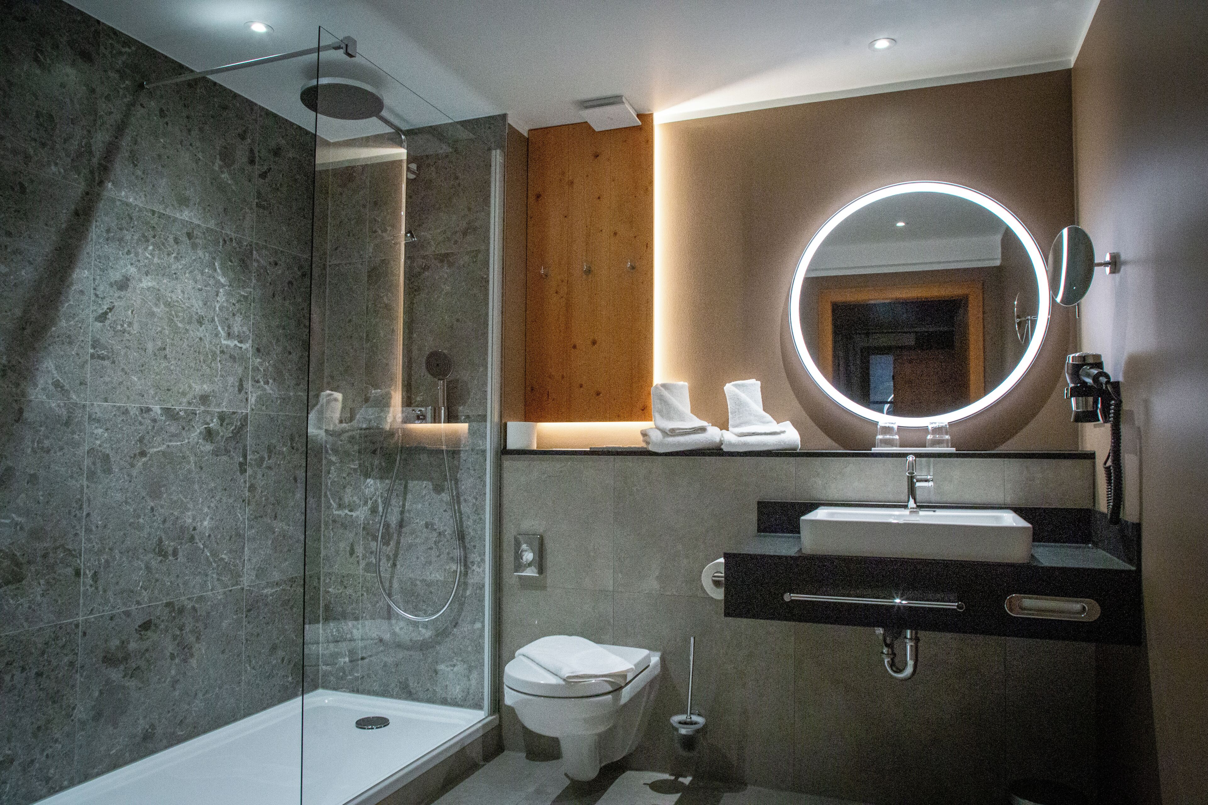 Standard-Doppelzimmer | Badezimmer | Dusche, umweltfreundliche Kosmetikartikel, Haartrockner, Handtücher