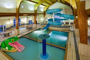 Piscine couverte, accÚs possible de 08 h 00 à 23 h 00, chaises longues