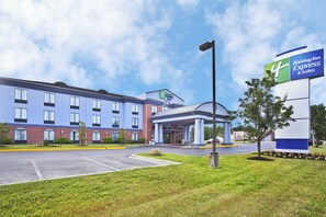 A Holiday Inn Express hotel with a modern design, featuring a large parking lot and a clear sky. - Holiday Inn Express Hotel & Suites Harrington-Dover area, DE by IHG (Harrington)