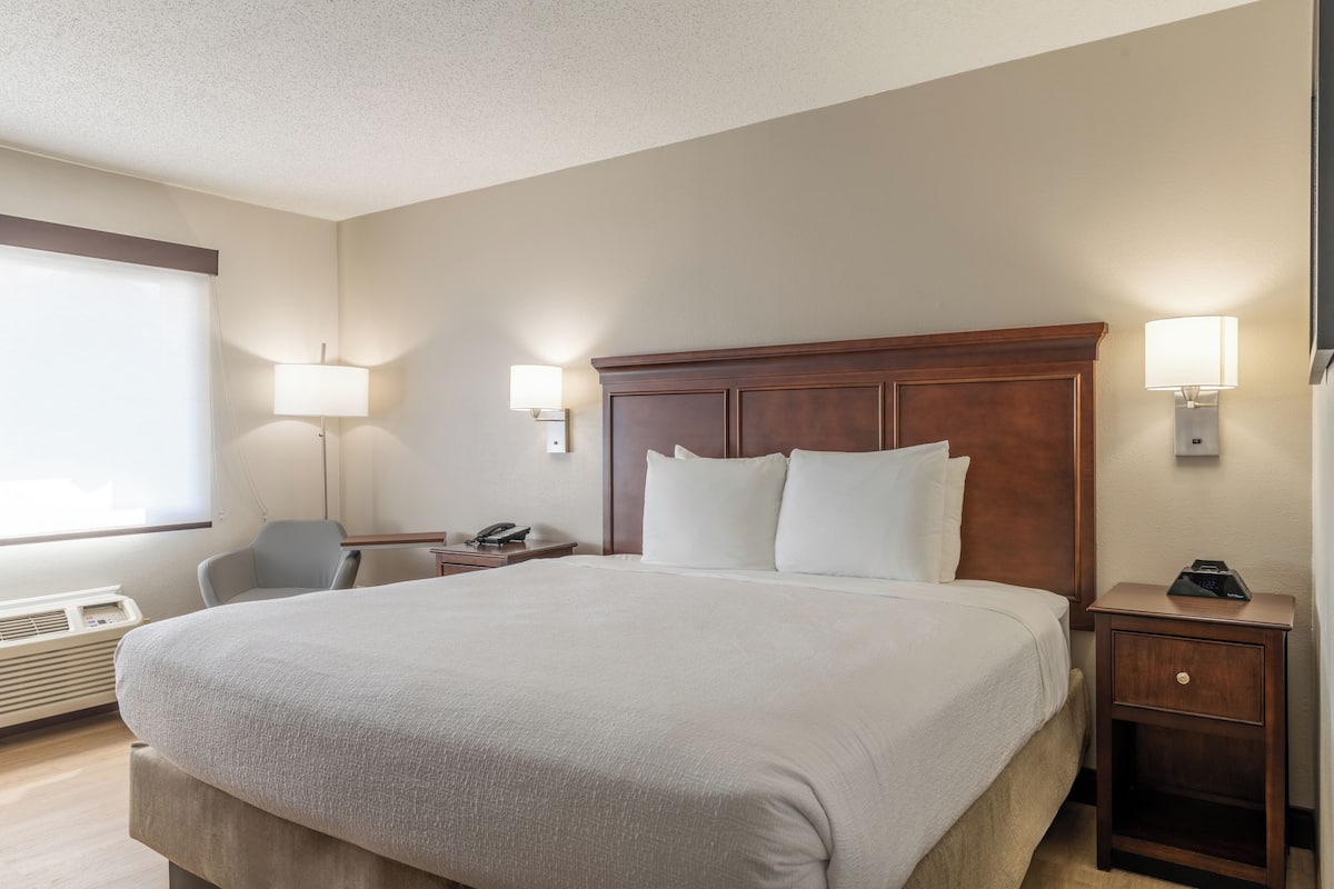 Desk, blackout drapes, iron/ironing board, free cribs/infant beds