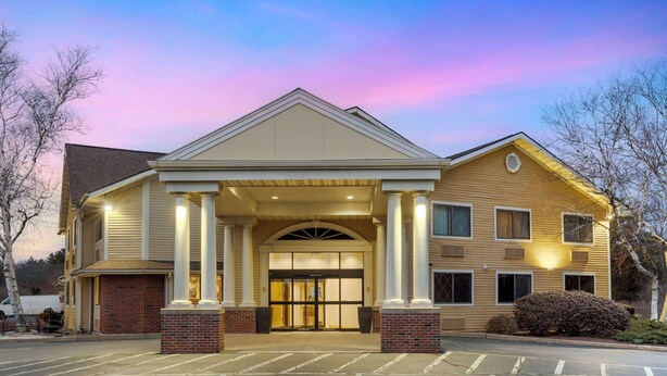 A hotel with a central entrance, columns, and a brick facade. - Best Western The Inn at Sharon/Foxboro (Sharon)