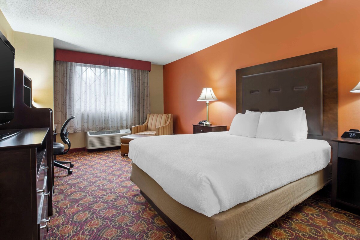 Standard Room, 1 King Bed, Accessible, Bathtub | Desk, blackout drapes, iron/ironing board, cribs (free)