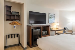 Quarto standard, 2 camas Queen, acessível, para não fumantes | Escrivaninha, cortinas blackout, ferros/tábuas de passar roupa