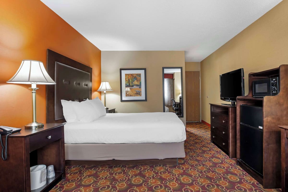 Escritorio, cortinas blackout y tabla de planchar con plancha