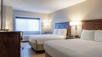 Escritorio, cortinas opacas, tabla de planchar con plancha