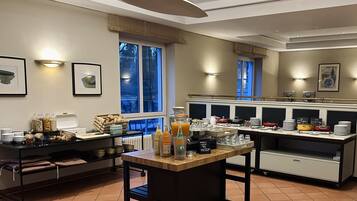 Desayuno buffet (EUR 14 por persona)