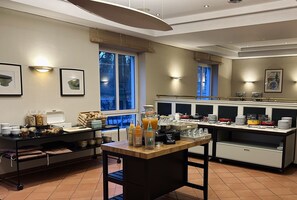 Frokostbuffé hver dag (mot et tillegg)