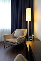 Caja de seguridad en la habitación y escritorio 