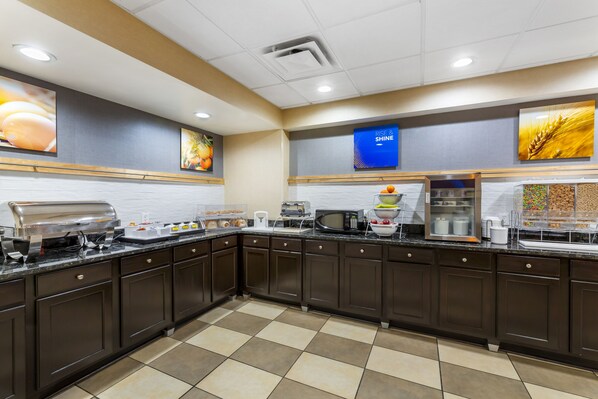 Café da manhã com buffet grátis todos os dias