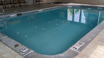 Una piscina cubierta