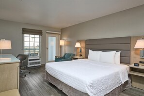 Rom, 1 kingsize-seng, tilgjengelighetstilpasset | Safe på rommet, skrivebord, strykejern/-brett og barnesenger (inkludert)