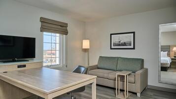 King studio ste/ nsmkg | In-room safe, desk, iron/ironing board, free cribs/infant beds