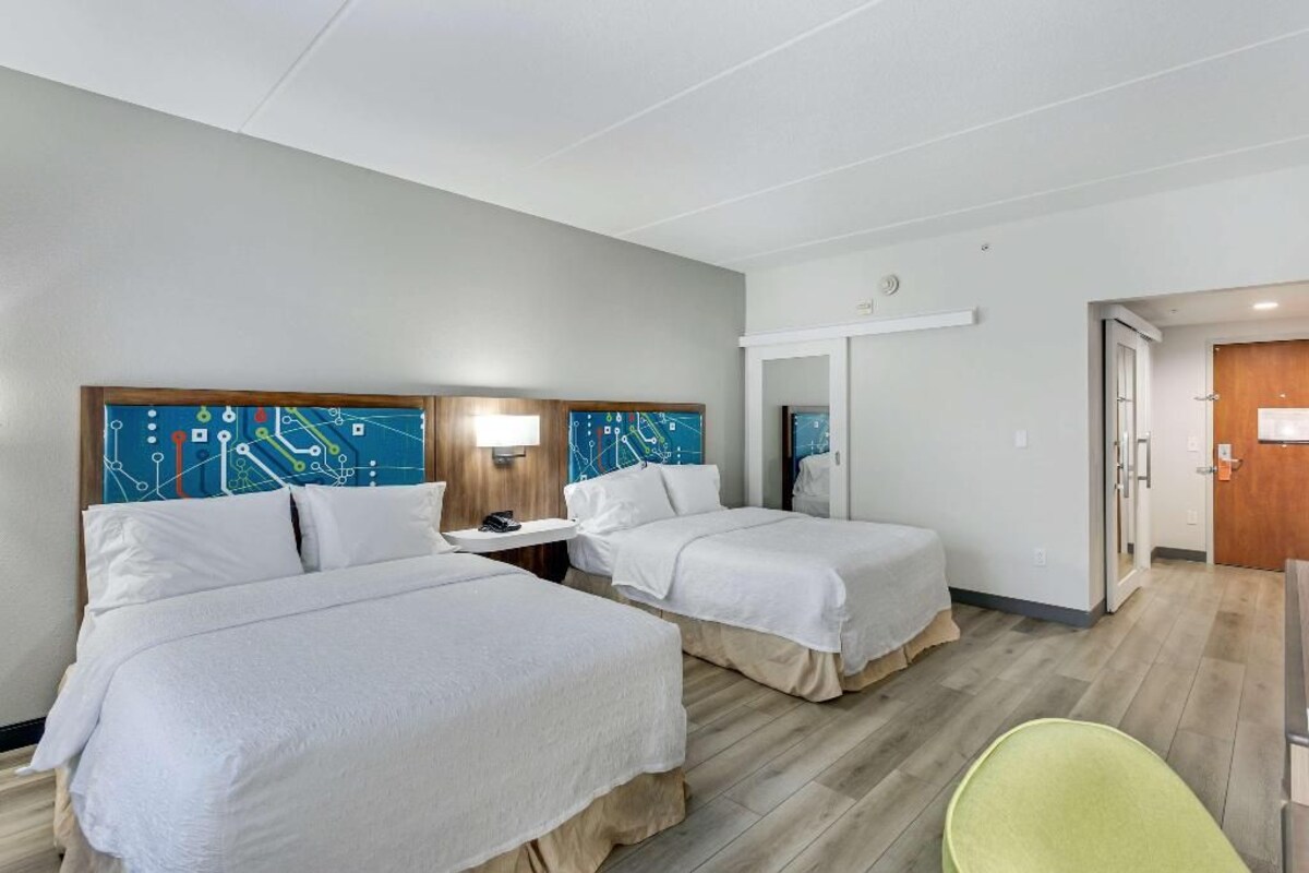 In-room safe, laptop workspace, blackout drapes, iron/ironing board